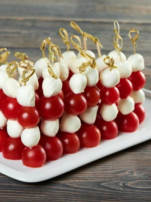 close-up-shot-plate-with-delicious-appetizers-cherry-tomatoes-served-with-mozarella-cheese-wooden-table-italian-traditional-food-eating-vegetables-healthy-diet-menu-restaurant